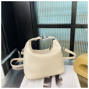 Detailaufnahme der cremefarbenen Handtasche aus Leder mit feiner Lychee-Prägung