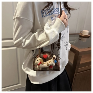 Détail du mini sac à main à carreaux pour enfants avec chien en peluche et motif de cœur