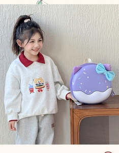 Dettaglio dello zaino a ciambella viola per bambini con fiocco blu e orecchie da gatto