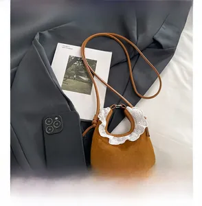 Vue détaillée du mini sac bandoulière marron avec dentelle et comparaison de taille de mobile