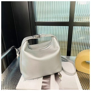 Details der silbernen Handtasche aus Narbenleder mit Drehverschluss aus Metall