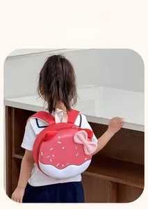 Dettaglio dello zaino leggero a forma di ciambella con fiocco rosa e stampe colorate