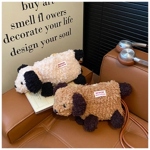 Gros plan de jolis sacs chiots en peluche avec texture laine d'agneau et sangles en cuir