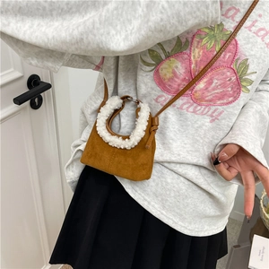 Borsa da bambina in camoscio marrone con bordo in ecopelliccia bianca e tracolla