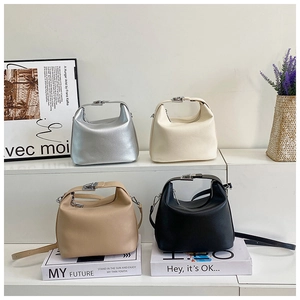 Stilvolle Beuteltaschen in Silber, Creme, Khaki und Schwarz auf weißem Display