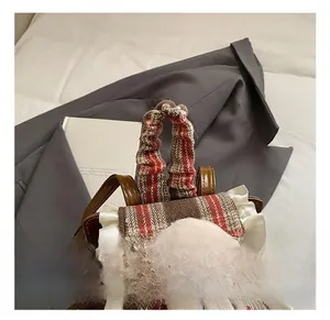 Detalle del perrito de peluche en mochila infantil de cuadros con borde ondulado