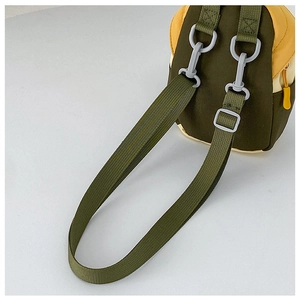 Detail of adjustable nylon straps and durable plastic hooks on a color-block kids bag