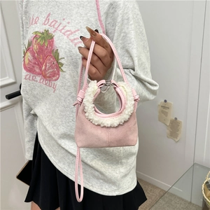 Borsa rosa per bambini con manico in ecopelliccia bianca e tracolla regolabile