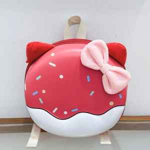 Dettaglio zaino con orecchie da gatto, fiocco di peluche e guscio design donut