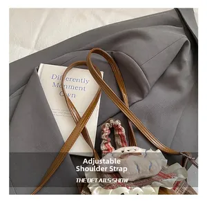 Detalle de correa ajustable y textura marrón brillante en la mochila de perrito