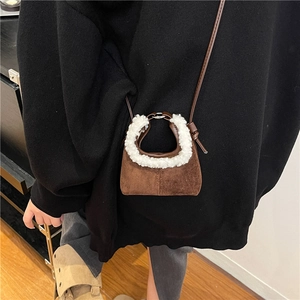 Mini borsa a tracolla in pelle scamosciata marrone con bordo in peluche bianco