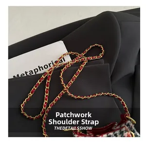 Détail de la bandoulière en chaîne dorée avec cuir rouge et tissu tweed rouge