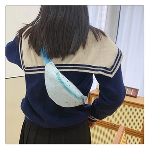 Marsupio azzurro per bambini con stelle d'argento indossato sulla schiena di un bimbo