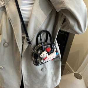Mini sac à bandoulière pour enfants avec motif à carreaux et écusson chiot en peluche