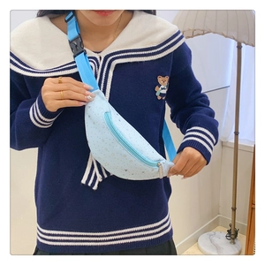 Dettaglio del marsupio azzurro per bambini con stelle argentate e tracolla regolabile