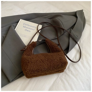 Detail of caramel teddy fleece crossbody bag with adjustable synthetic leather strap