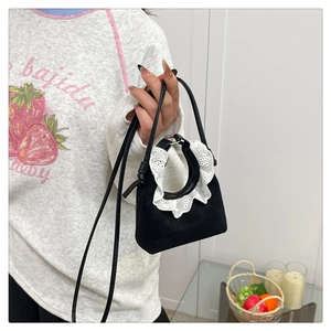 Vue détaillée du mini sac à bandoulière enfant en daim noir avec bordure en dentelle