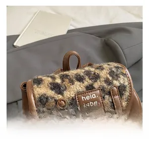 Dettaglio di zaino vintage in pelle marrone con patta in ecopelliccia con stampa leopardata