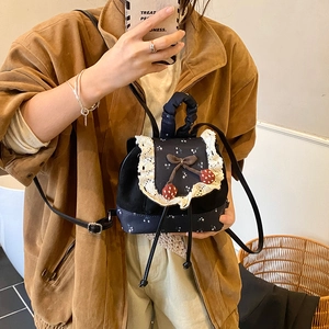 Mini sac à dos floral de style japonais avec bordure en dentelle et pendentif fraise