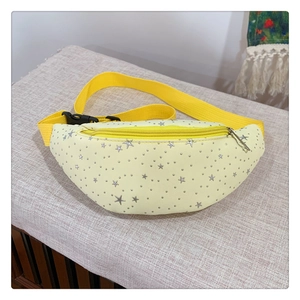 Dettaglio del marsupio giallo per bambini in tela con rivetti a stella e tracolla