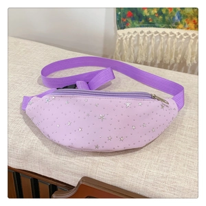 Dettaglio del marsupio viola per bambini con borchie a stella e cinturino regolabile