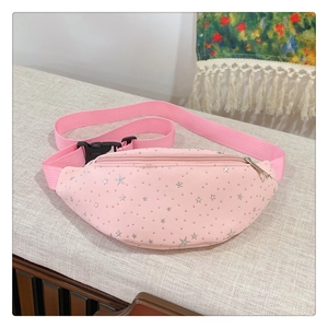 Dettaglio del marsupio rosa per bambini con paillettes a stella e cinturino regolabile