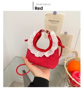 Detailansicht der mini roten Wildledertasche mit weißer Spitze und rundem Griff