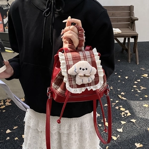 Mochila infantil de cuadros rojos con peluche de perrito y detalles volantes