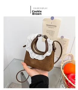 Detailansicht einer mini biskuitbraunen Wildledertasche mit eleganten weißen Spitzenrüschen