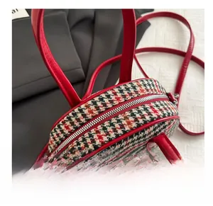 Détail d'un mini sac à main rouge pour enfants avec motif pied-de-poule et fermeture argentée