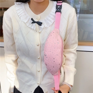 Marsupio rosa per bambini con stelle d'argento indossato a tracolla in stile alla moda