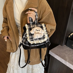 Mini mochila infantil con estampado de cuadros y decoración de perro de peluche