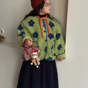 Détail de la veste polaire sherpa fleurie pour enfants avec sac pied-de-poule