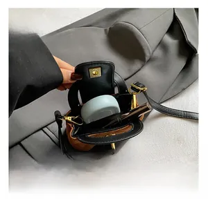 Détail d'un mini sac à bandoulière matelassé montrant l'espace intérieur pour maquillage