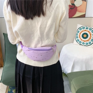 Marsupio viola per bambini con stelle argentate indossato su abbigliamento casual moda