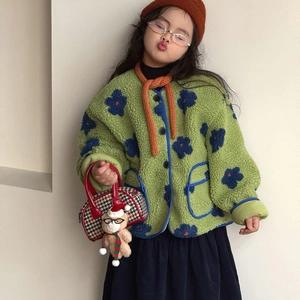 Veste polaire verte pour fille avec motifs floraux marine et texture peluche