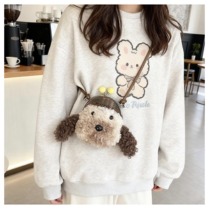 Détail du sac en peluche chien teddy avec fermoir en métal vintage et bandoulière en cuir
