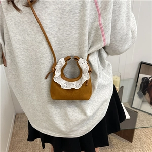 Mini-Mädchenhandtasche aus braunem Wildleder mit weißem Spitzenbesatz und Gurt