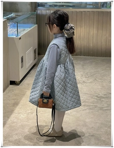 Mini sac à main matelassé avec motif contrasté et boucle dorée porté avec une tenue enfant