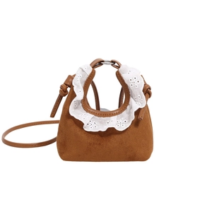 Sac à main enfant en daim marron avec dentelle blanche et poignées circulaires