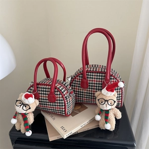 Détail de sacs à main à carreaux rouges avec des oursons en peluche festifs