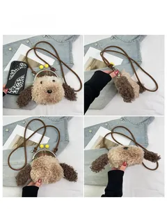 Vues détaillées sous plusieurs angles d'un sac bandoulière chien en peluche avec fermoir