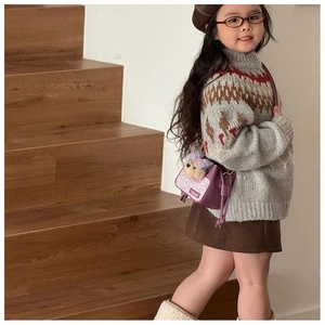 Dettaglio borsa a tracolla bimbi in tweed viola con coulisse e ciondolo orsetto