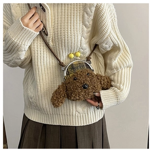 Détail du sac chiot en peluche avec fermoir kiss-lock jaune et texture teddy douce