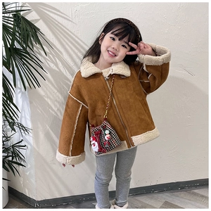 Détail d'une veste d'hiver enfant en similicuir avec doublure polaire et petit sac