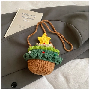 Gros plan du sac bandoulière sapin de Noël au crochet avec pompons et étoile dorée
