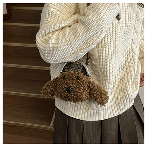 Détail du sac bandoulière en peluche chiot avec fermoir rétro et doublure tendance
