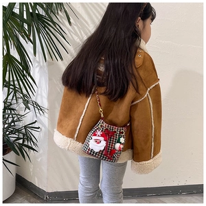 Détail du sac seau pied-de-poule pour enfants avec pendentif Père Noël et chaîne