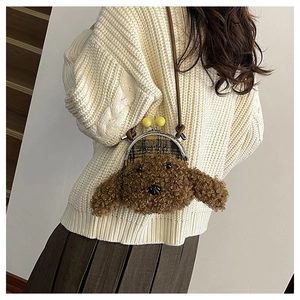 Vue détaillée d'un sac bandoulière en peluche forme de chien avec texture moutonnée