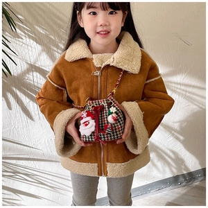 Détail du sac seau enfant à motif pied-de-poule avec décors de Noël et bandoulière chaîne
